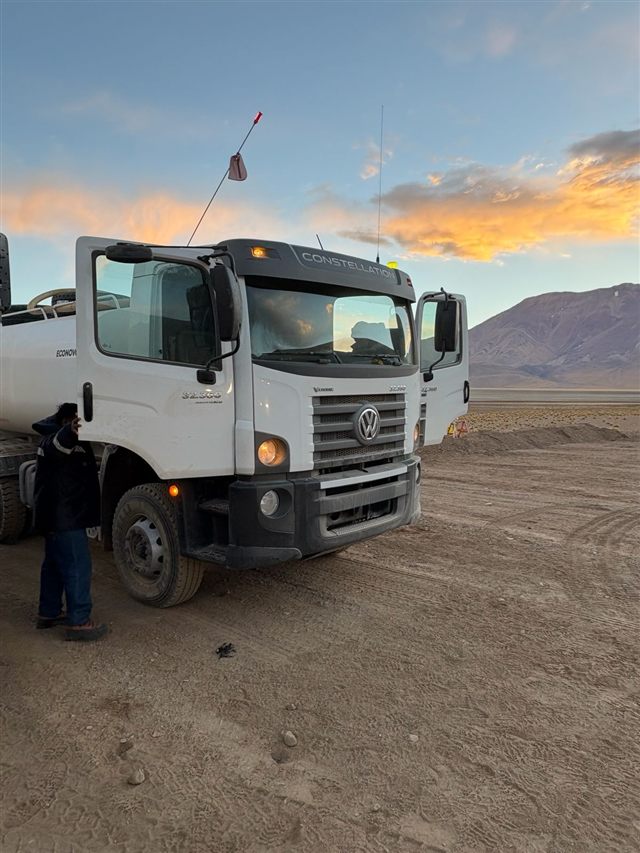 Camioneta Toyota Hilux en proyecto minero San Juan