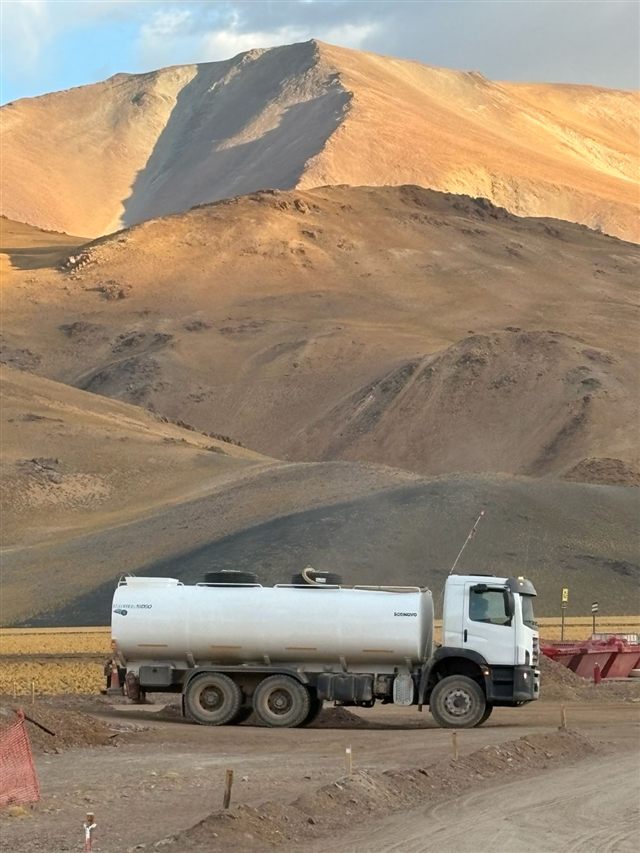 Camioneta 4x4 en terreno minero San Juan